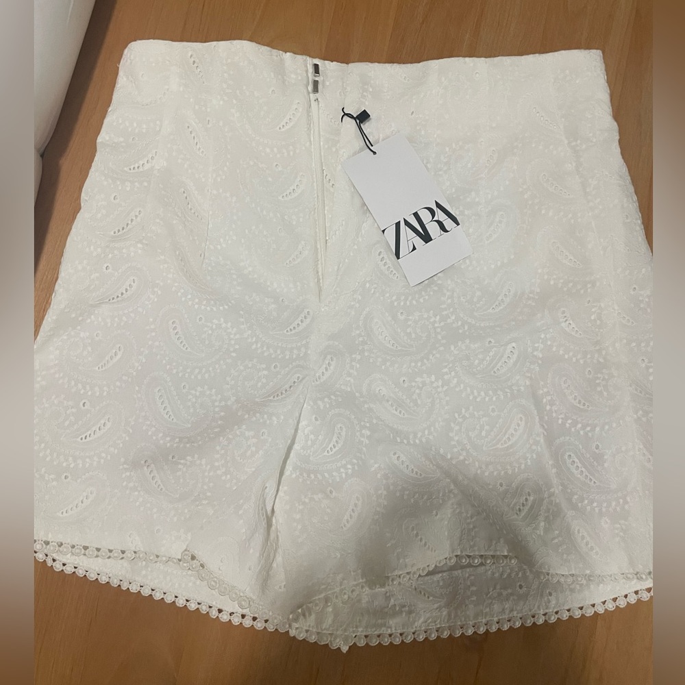 Women’s Zara white lace high waisted shorts